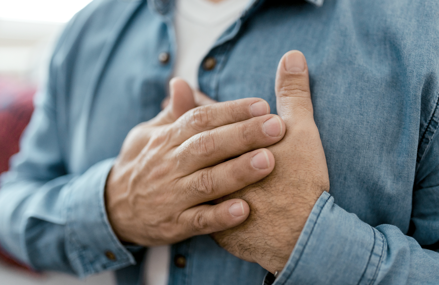 Patient fasst sich bei KHK an die Brust