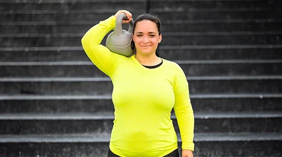 Anna beim Sport mit einer Kettlebell | tomullrichphotography
