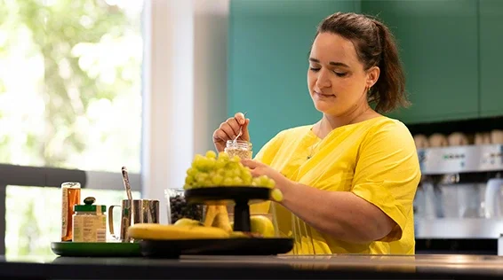 Anna kocht gesundes Essen zuhause | tomullrichphotography