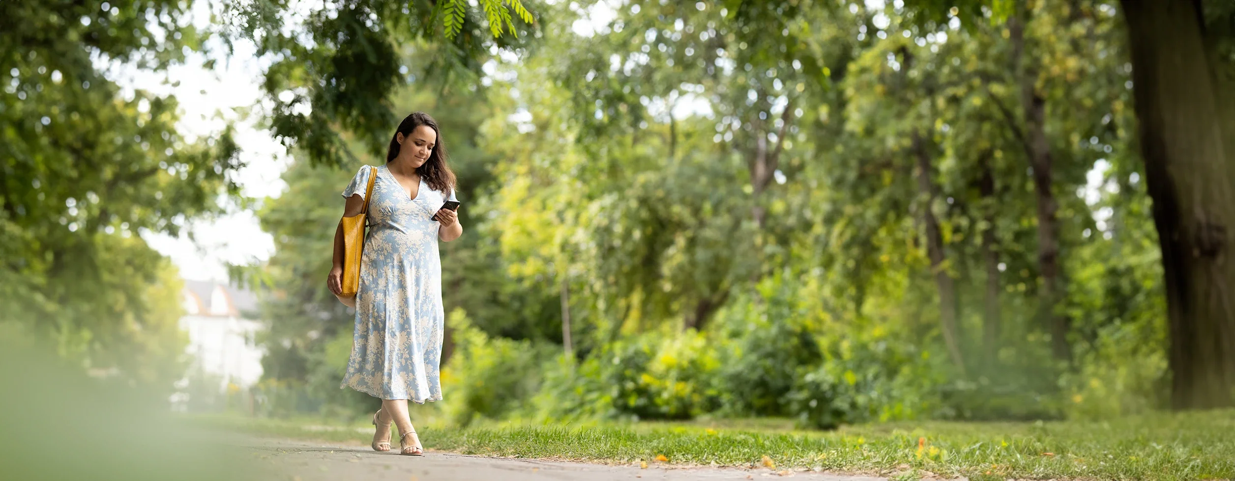 Anna checkt bei einem Spaziergang ihr Handy | tomullrichphotography