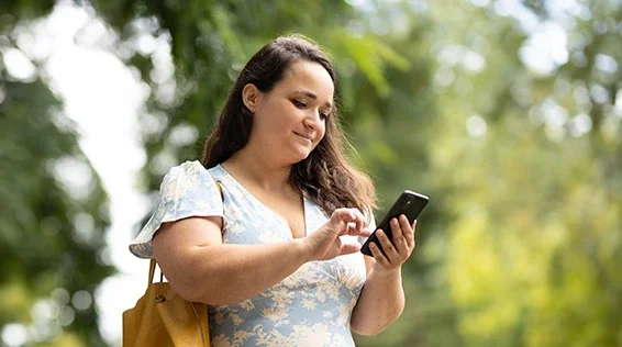 Anna checkt bei einem Spaziergang ihr Handy | tomullrichphotography