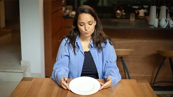 Anna überlegt was sie essen soll in der Adipositas-Therapie | tomullrichphotography