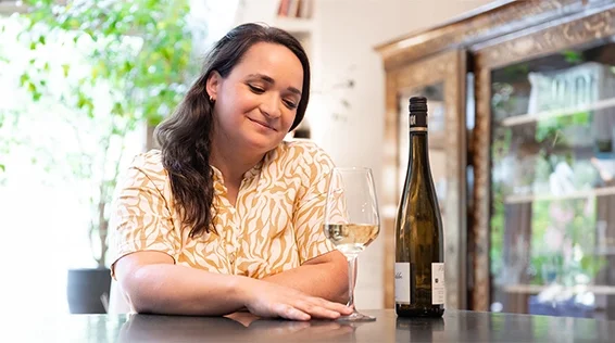 Anna trinkt ein Glas Alkohol trotz Abnehmspritze | tomullrichphotography