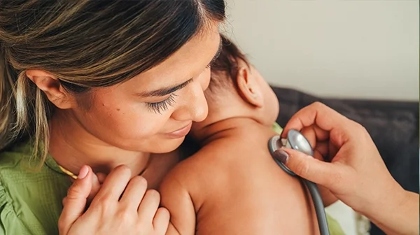 Arzt hört Atemwege eines Babys ab