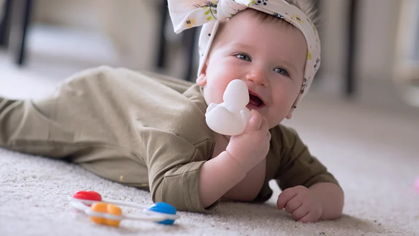 Typisch für zahnende Babys: Kauen auf allem, was sie greifen können