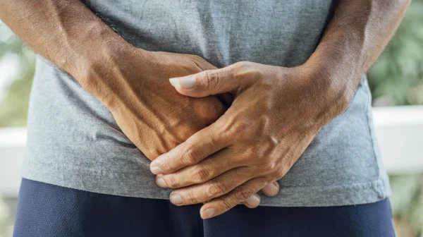 Zwei Hände halten den Unterbauch