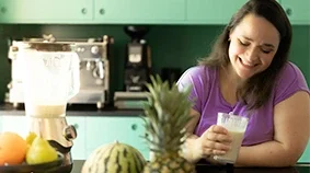 Anna macht sich einen gesunden Proteinshake | tomullrichphotography