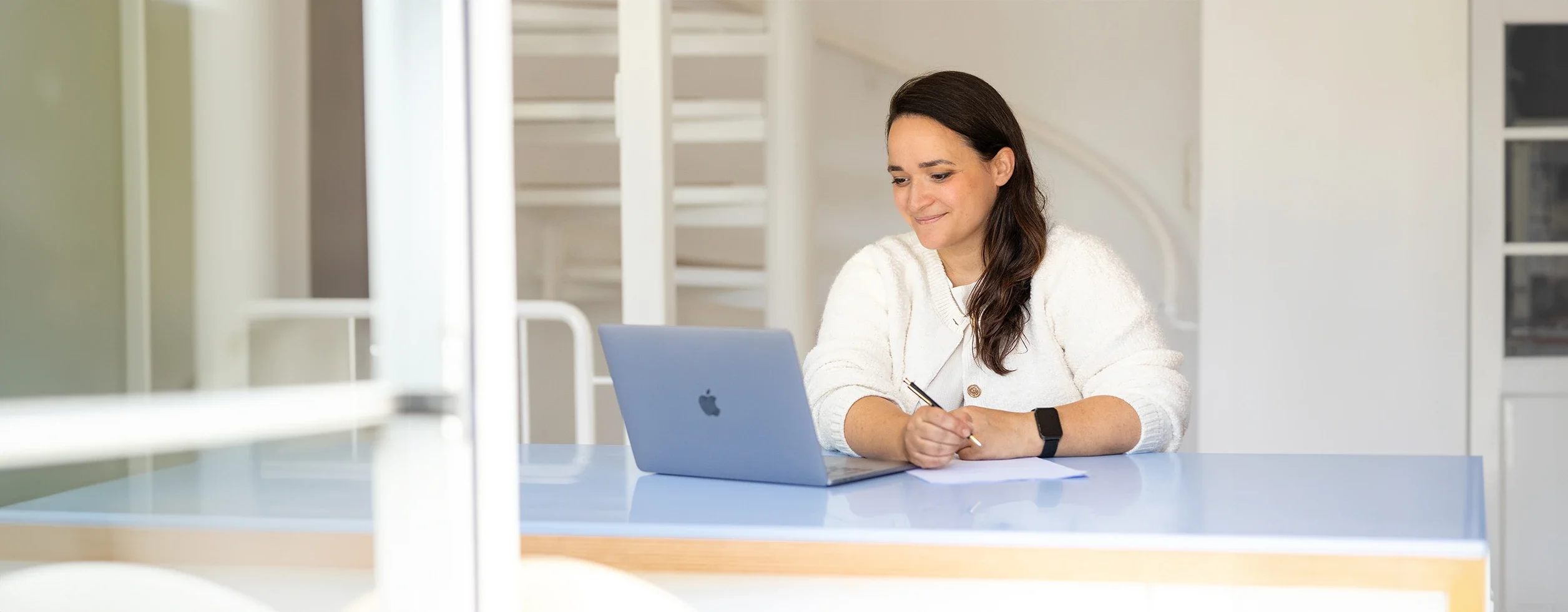 Anna informiert sich am Laptop  | tomullrichphotography