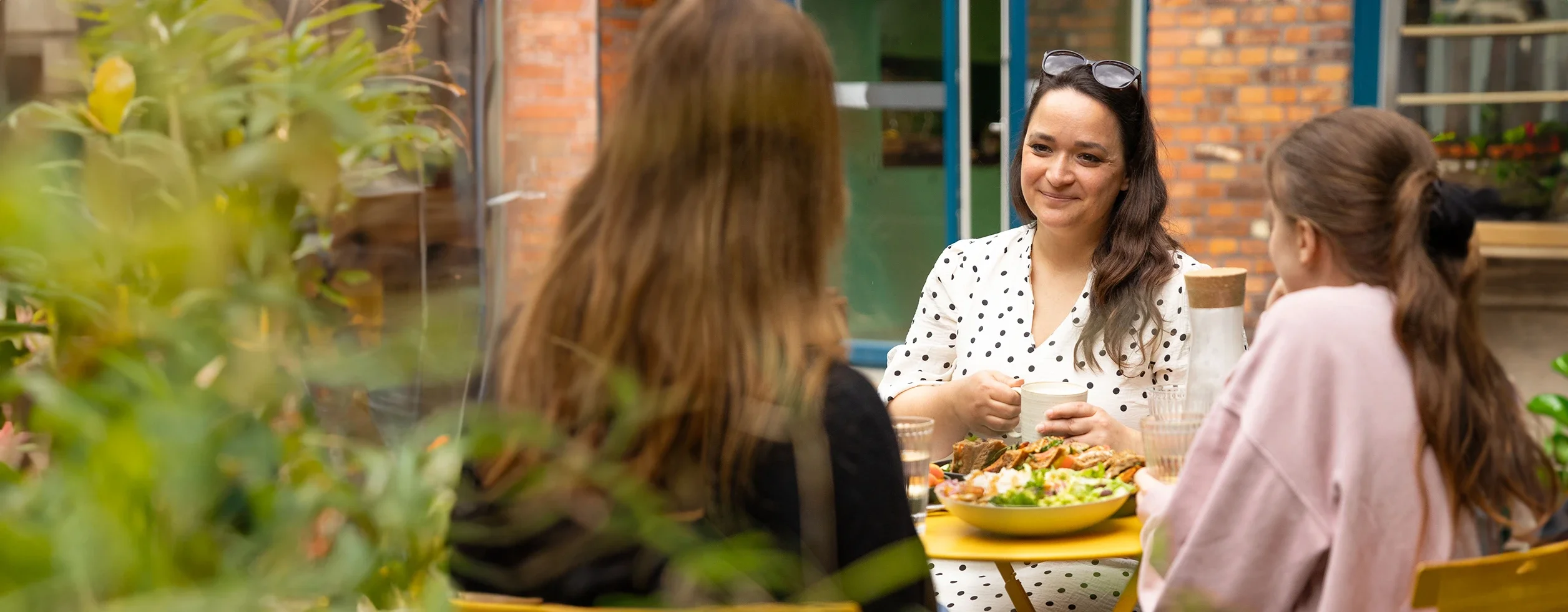 Anna beim Familienfest mit Essen tomullrichphotography
