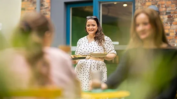 Anna auf einem Familienfest mit dem social eating Problem | tomullrichphotography