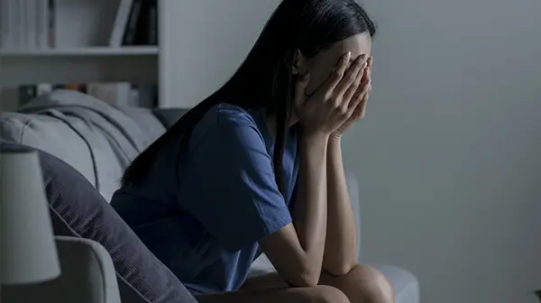 Junge Frau ist verzweifelt wegen ihrer Bulimie