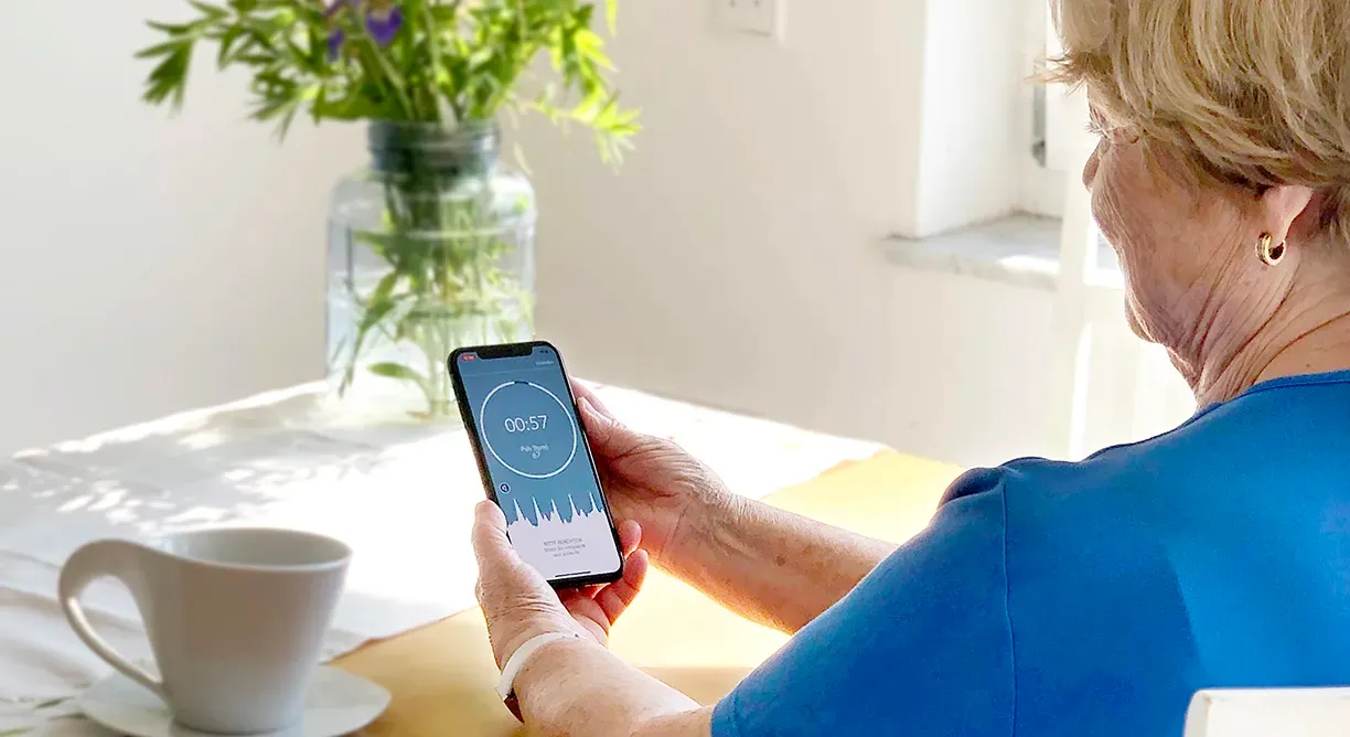 Preventicus App Dame mit Smartphone