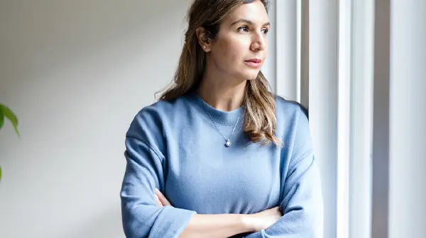 Junge Frau hat Depressionen und schaut aus dem Fenster