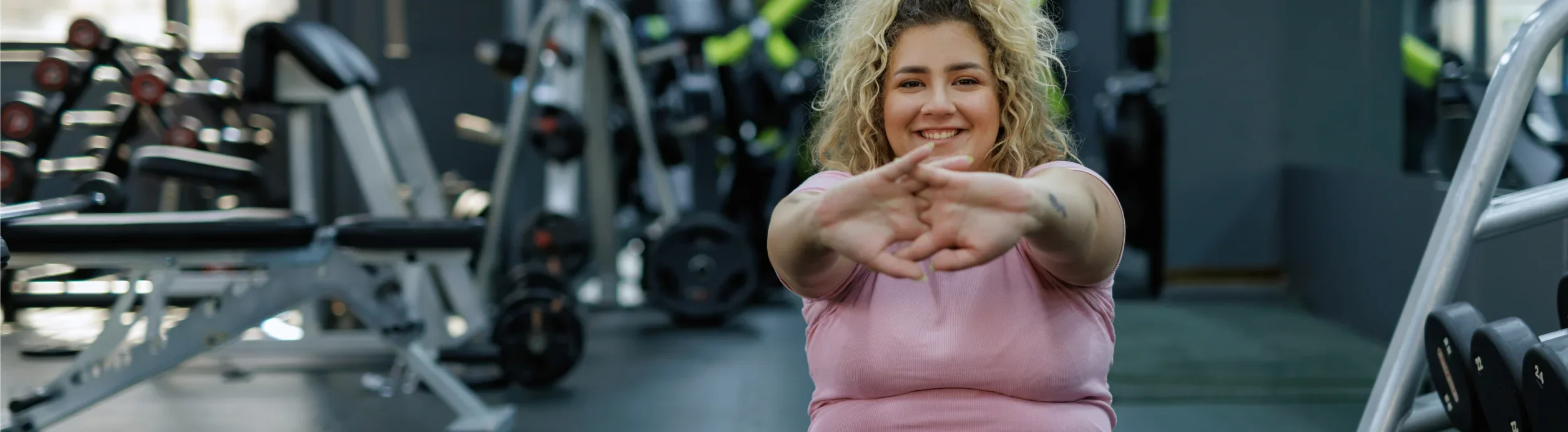 Junge Frau mit Adipositas entspannt beim Sport