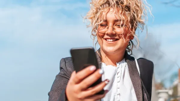Junge Frau mit Adipositas informiert sich zu Kosten der Abnehmspritze