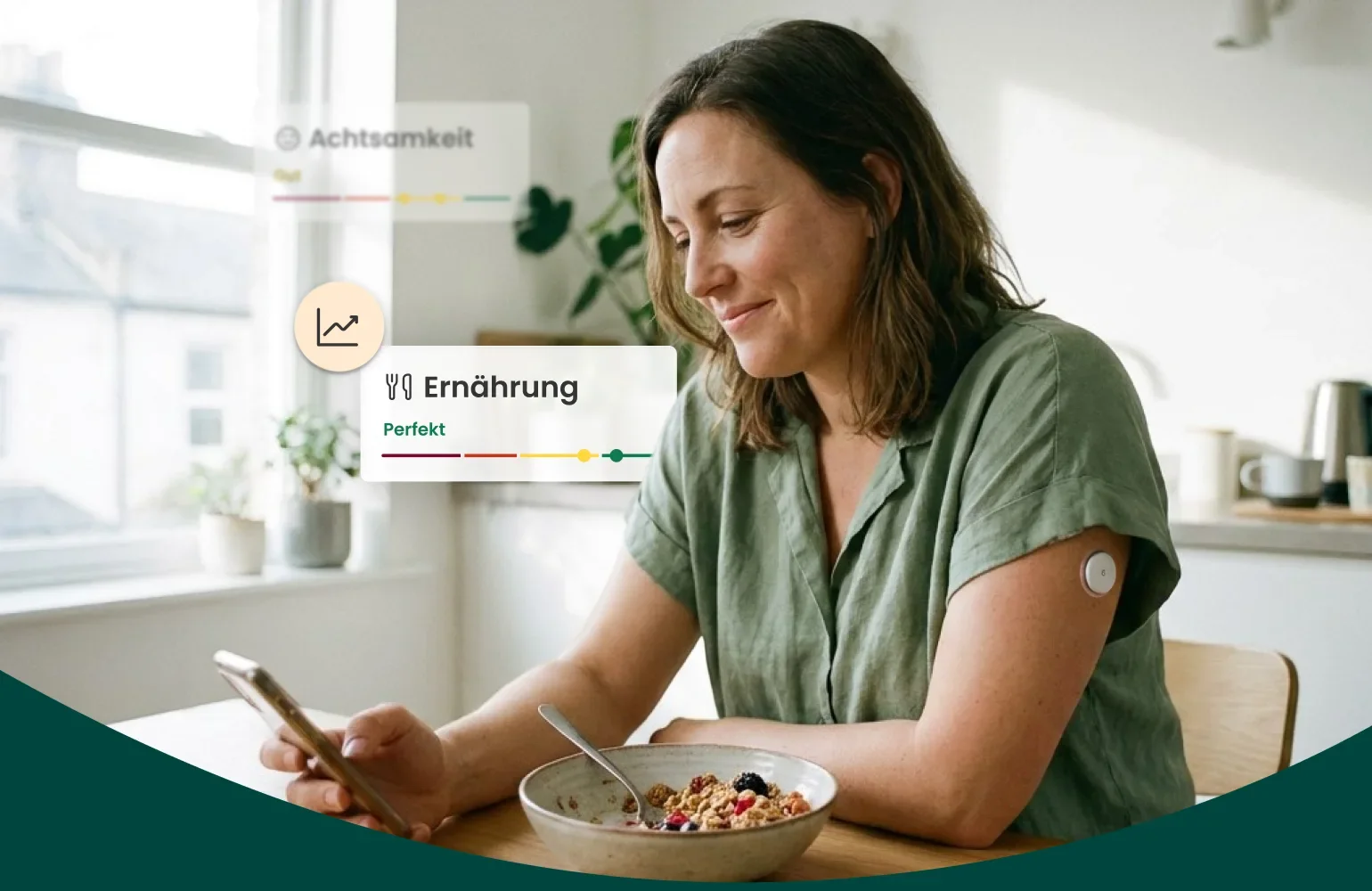 Zwei junge Frauen sitzen gemeinsam in der Küche und schneiden Obst. Beide tragen einen Blutzucker-Sensor am Oberarm.