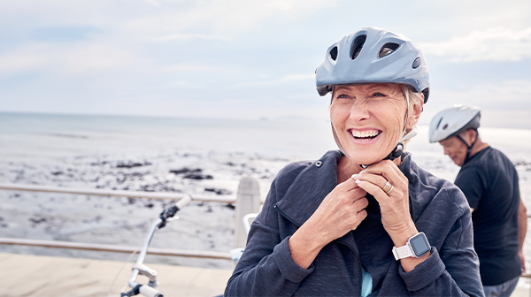 Frau mit Fahrradhelm