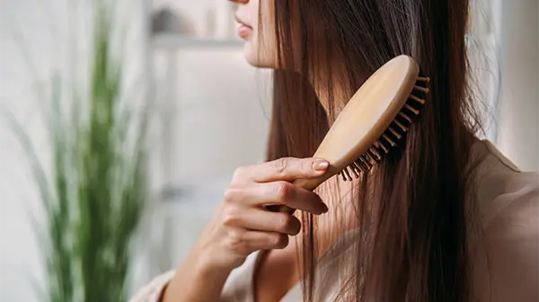 Frau freut sich über neue Haarfülle