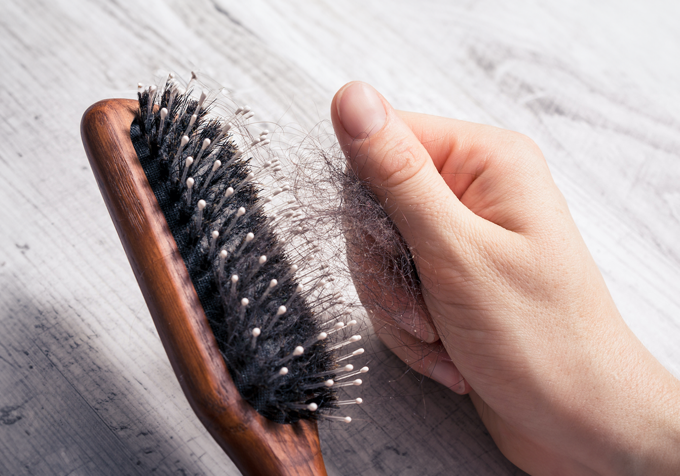 Eine Bürste voll mit Haaren