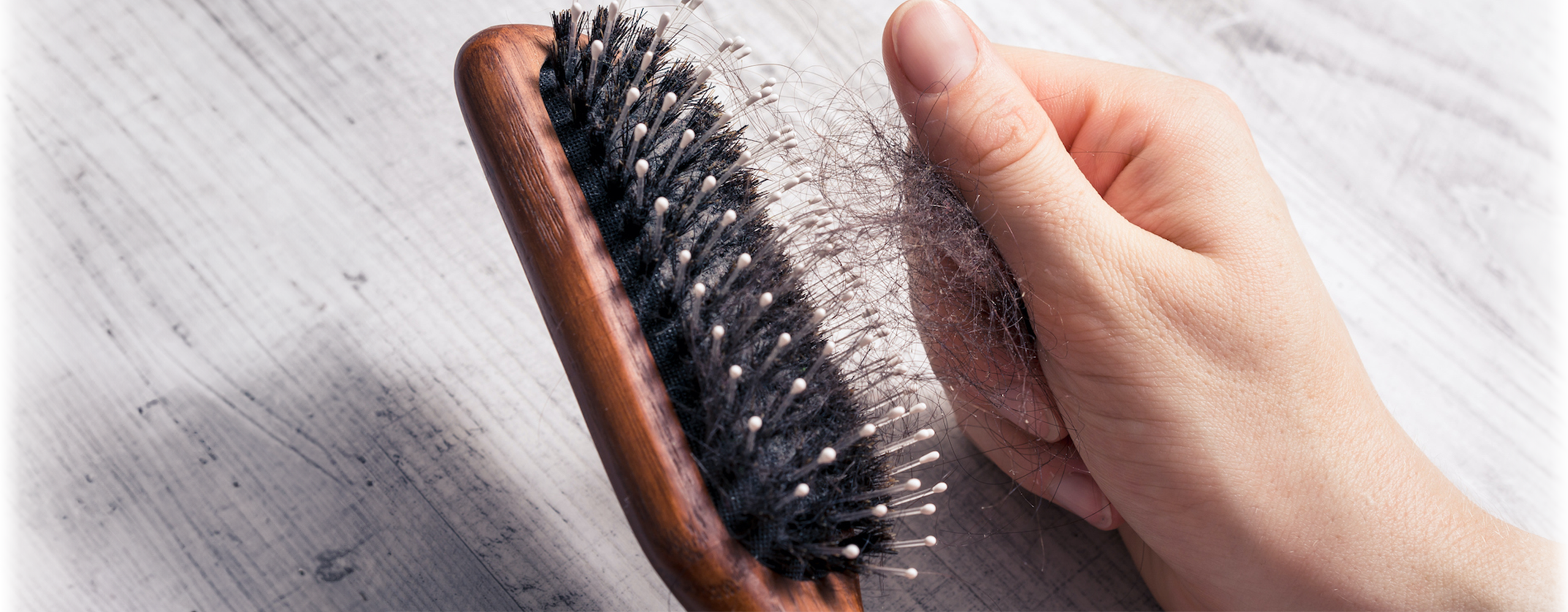 Eine Bürste voll mit Haaren