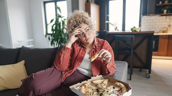 Junge Frau mit Adipositas kämpft gegen Food Noise an