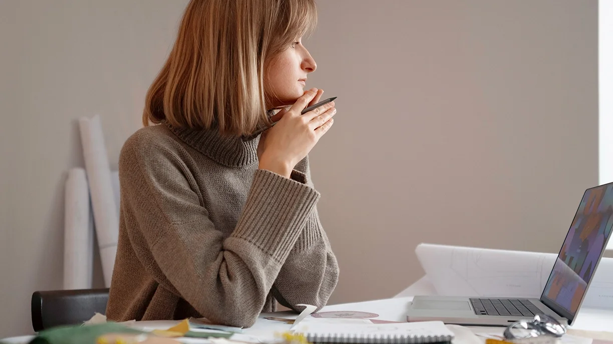 Frau mit Burnout verzweifelt über ihren Aufgaben