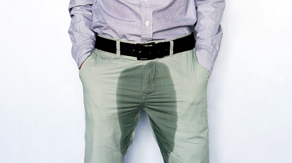 Mann mit Inkontinenz und einer nassen Hose