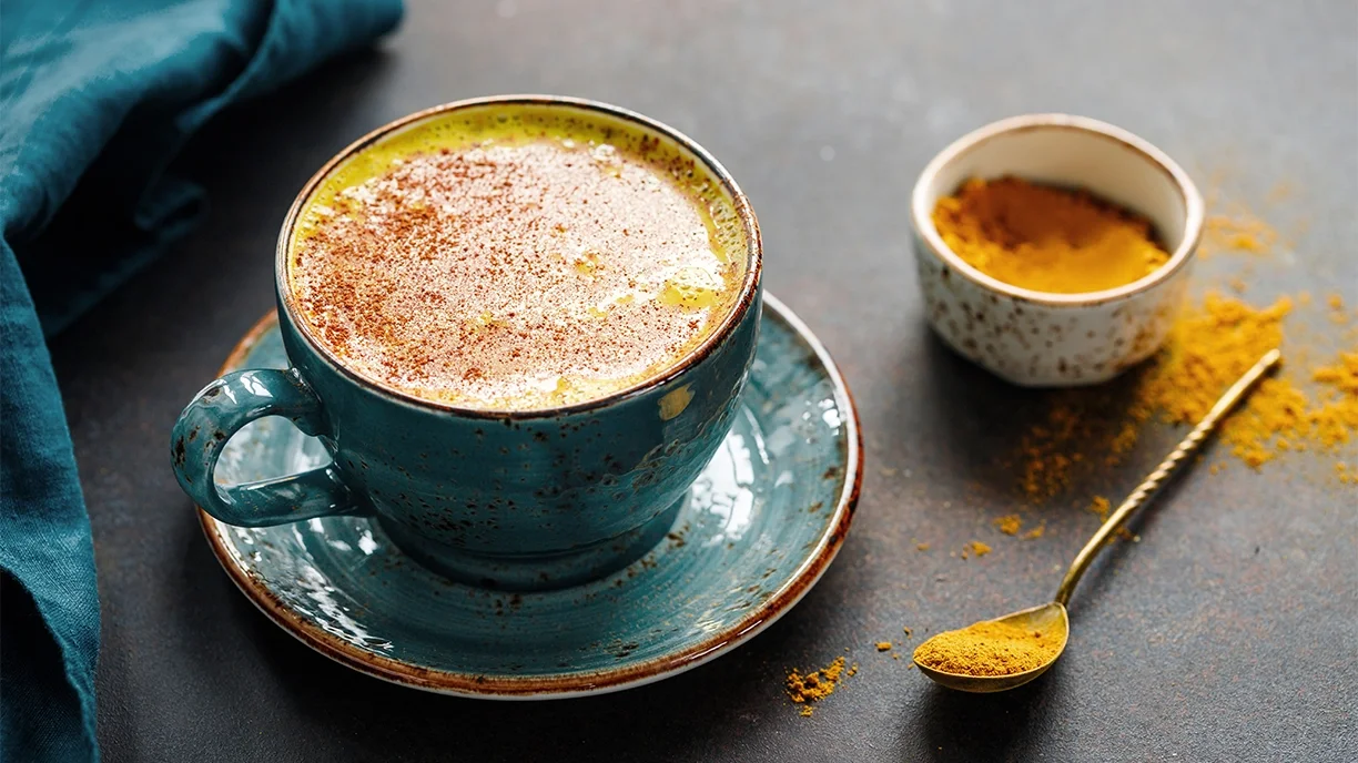 Eine Tasse mit Goldener Milch 