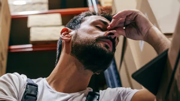Mann bricht auf der Arbeit zusammen wegen einer hochfunktionalen Depression