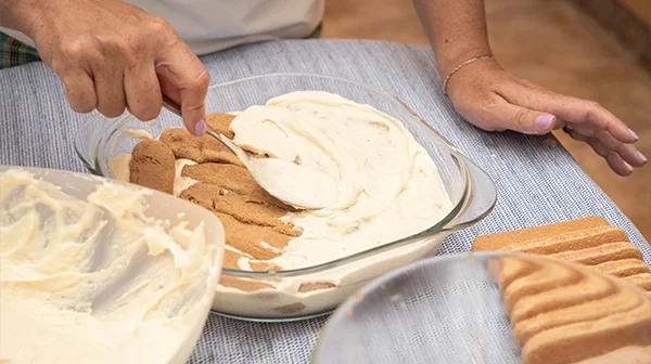 Eine Schüssel mit Tiramisu mit Mascarpone