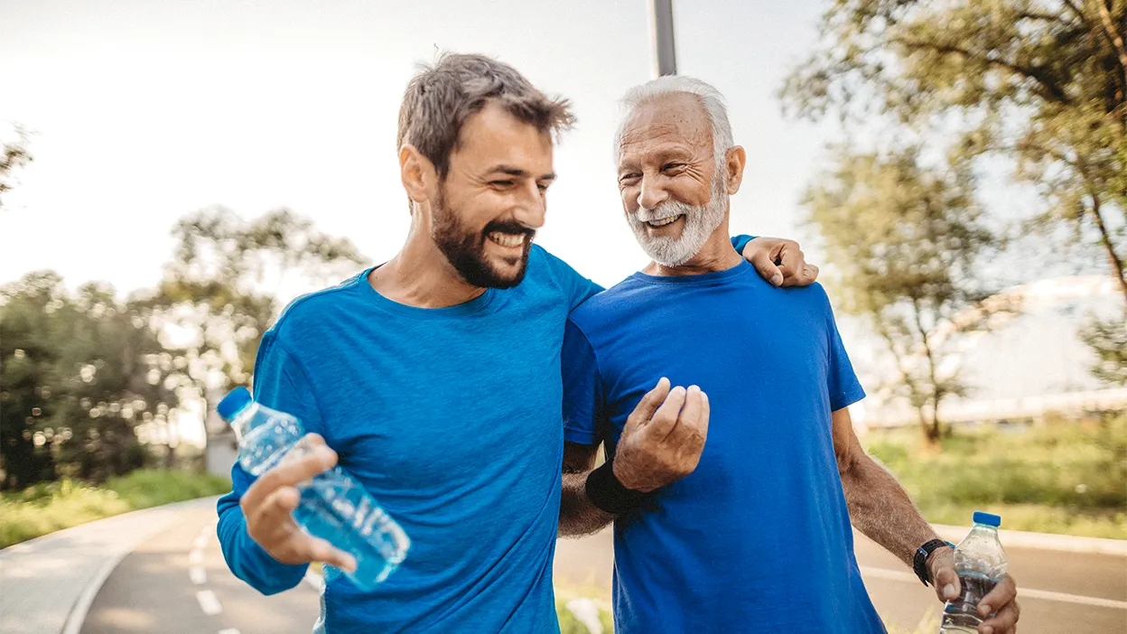 Zwei Männer trinken Wasser