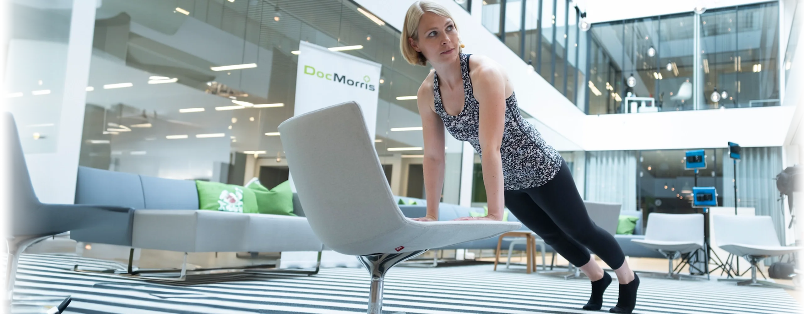 Frau macht eine Pilates-Übung im Büro