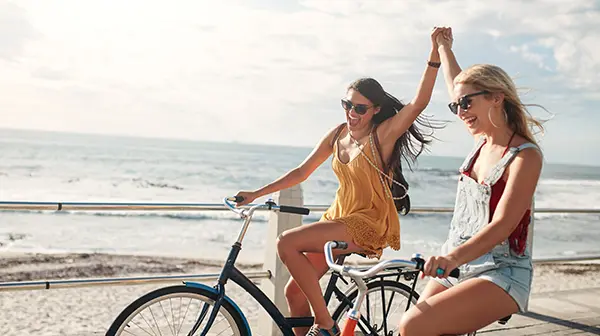 Freundinnen fahren Fahrrad