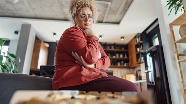 Junge Frau kämpft gegen Heißhunger durch Zuckerersatz