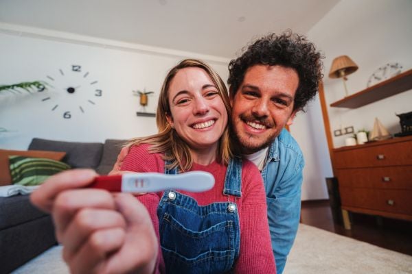 Ein Pärchen mit einem Ovulationstest