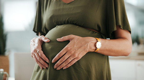 Frau behütet Ihren Babybauch