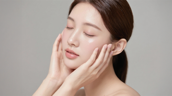 Frau trägt Cushion Foundation auf