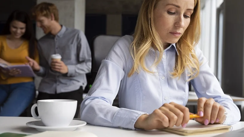 Frau mit einer sozialen Phobie im Büro