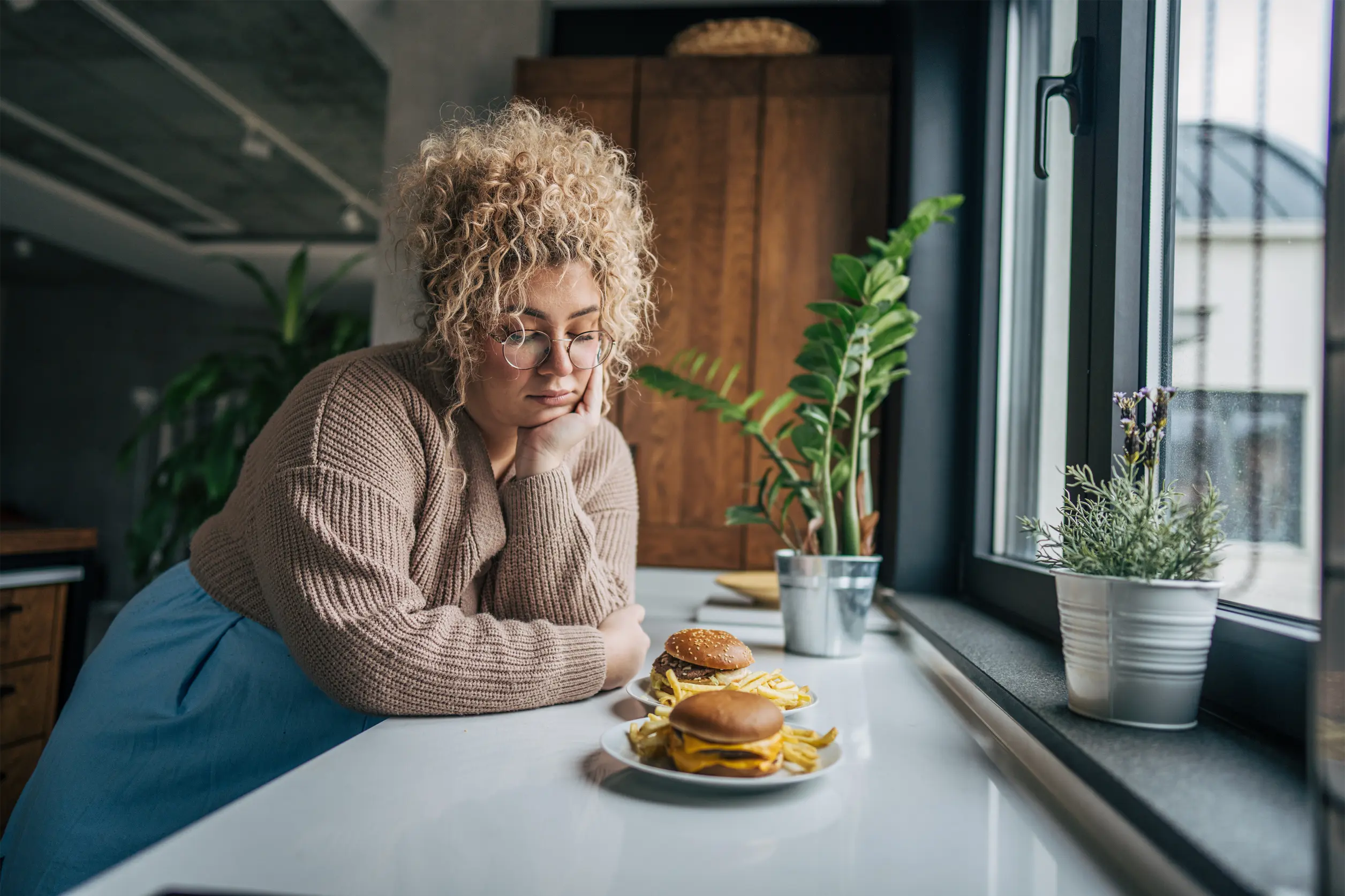 Junge frau kämpft bei Adipositas gegen emotionales Essen