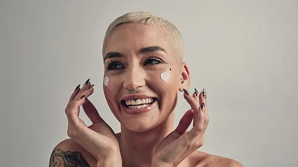 Frau mit Tattoos 