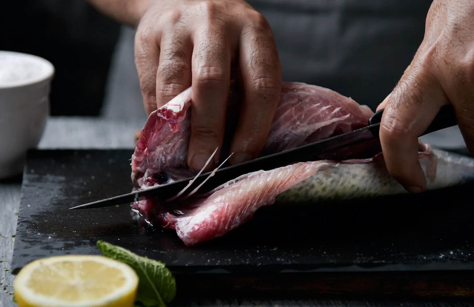 Fisch wird Filetiert