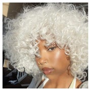 Perücke Afro Damen kurz kinky Locken Pony synthetisch Weiß 1 St