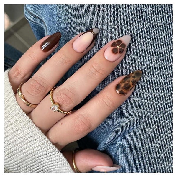 Fingernägel künstliche kurz Almond Nude Blumen Gold Acryl LE 1 St